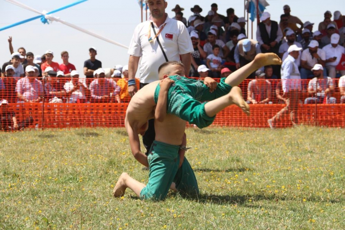 Erzurum Ovası Güreş Festivali'nde güreşçiler nefes kesti