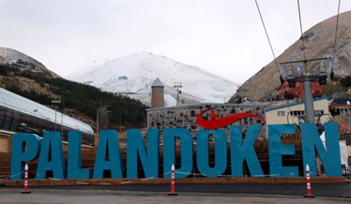 Erzurum Palandöken Kayak Merkezi beyaza büründü 
