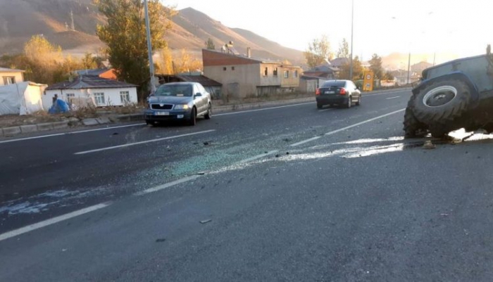 Erzurum Pasinler’de otomobil traktöre çarptı