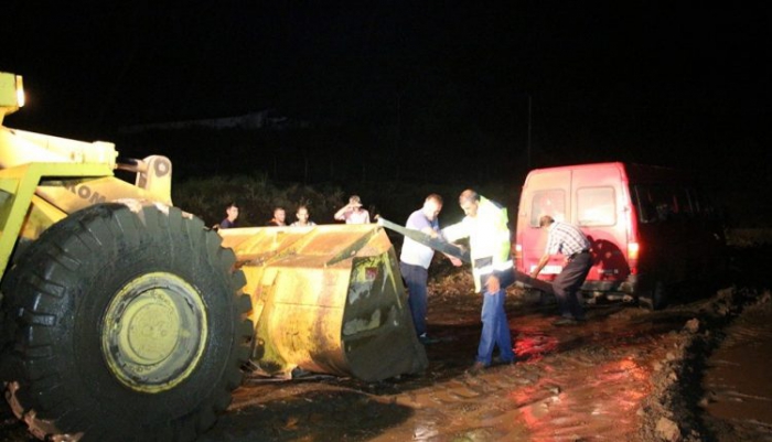 Erzurum: Sel, İlçelerde yolu trafiğe kapattı 