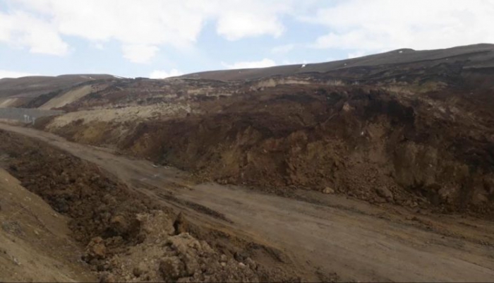 Erzurum-Tekman karayolunda yaşanan heyelan ulaşımı aksatıyor