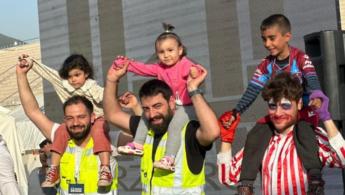 Erzurum Tiyatro Ekibi Depremden Etkilenen Çocukların Neşesi Oldu