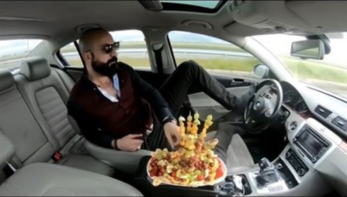 Erzurum trafiğinde meyve tabağı ve tespihle çekildiği fotoğrafı atan sürücü gözaltına alındı