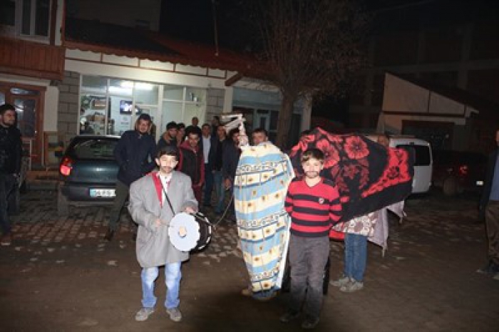 Erzurum'un Oltu ilçesinde Yılbaşı Devesi oynatıp harçlık topladılar