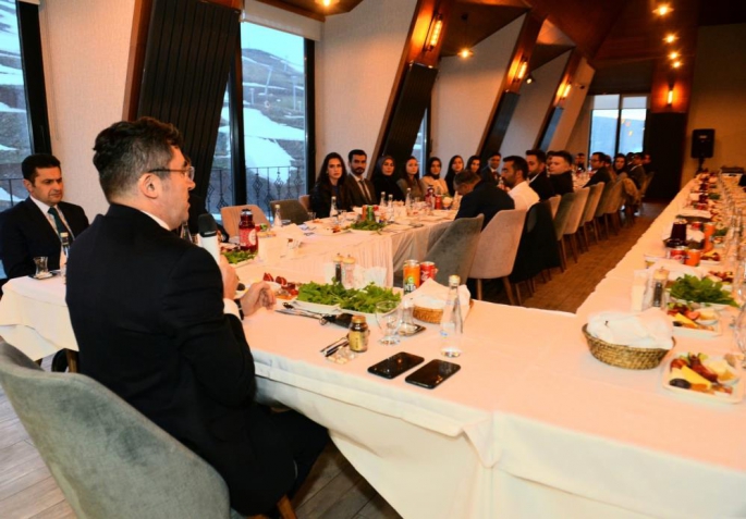 Erzurum Valisi Memiş, sağlık çalışanları ve öğretmenlerle iftarda buluştu