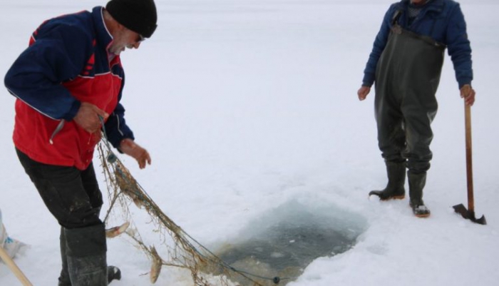 Erzurum ve Ağrı’da Eskimo usulü balık avlıyorlar 