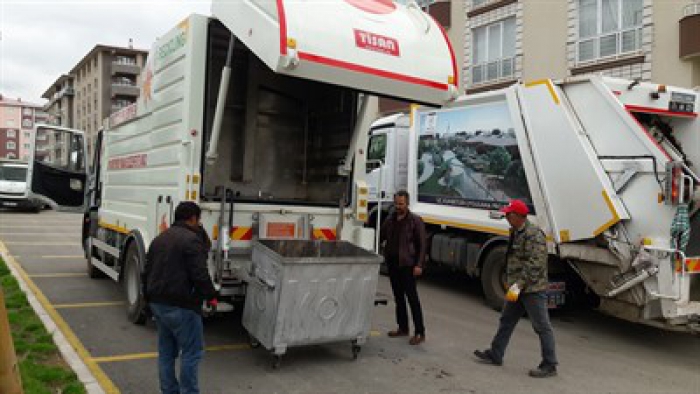 Erzurum Yakutiye Belediyesi, çöp konteynırlarını dezenfekte ediyor 