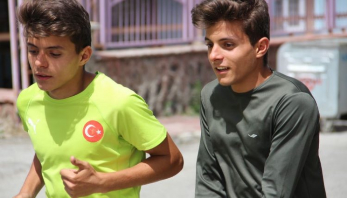 Erzurumlu  İkiz Sprinterler 1 haftada 2 kez şampiyon oldu 