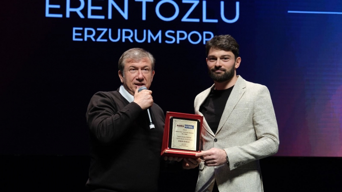 Erzurumspor'da Eren Tozlu Yılın  Santraforu Seçildi