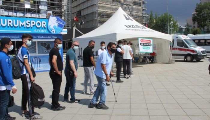 Erzurumspor taraftarı maçları stadyumda izleyebilmek için aşı kuyruğu oluşturdu