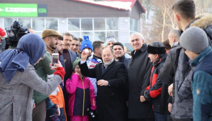 Eski Bakan Akdağ, gençlerle birlikte kızak kaydı