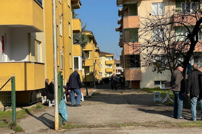 Eve servis getiren kurye, apartman sakinini öldürdü