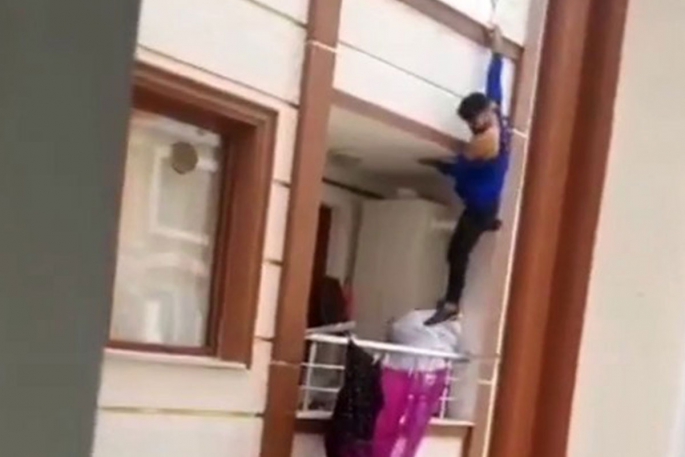 Evlenmek istediği kızın evini bastı, yakalanacağını anlayınca balkondan kaçtı