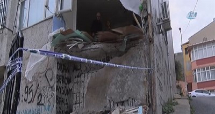 Facianın eşiğin'den dönüldü! Balkon bir anda çöktü!