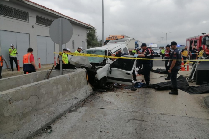 Feci kaza, hafif ticari araç gişe bariyerlerine ok gibi saplandı: 3 ölü, 1 yaralı