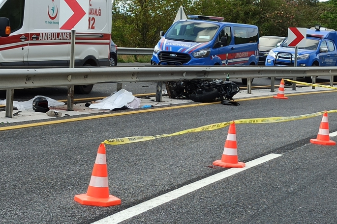 Feci kaza: Motosiklet refüje çarptı, 2 kişi hayatını kaybetti