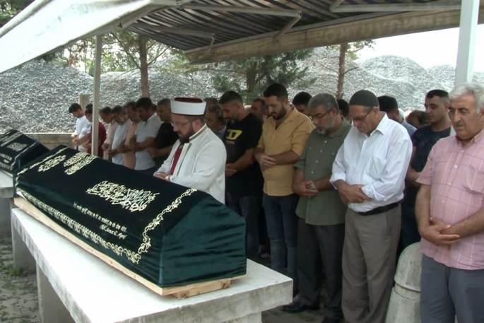 Feci kaza öncesi İHA muhabirlerinin yardım etmeye çalıştığı baba ve oğlu toprağa verildi