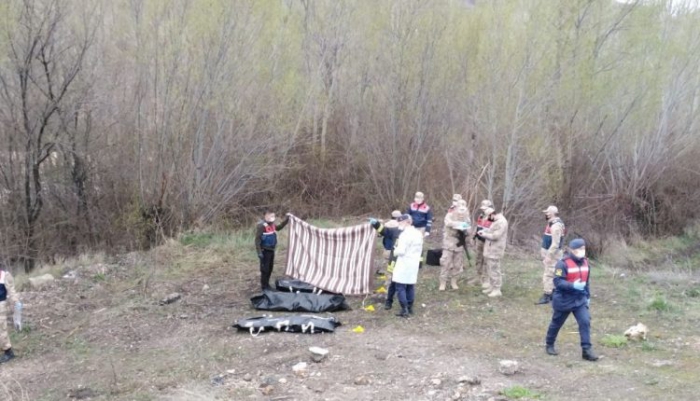 Feci kaza  otomobil dereye uçtu: 4 ölü