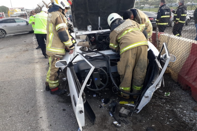 Feci kaza: Otomobil ikiye bölündü, 4 kişi yaralandı