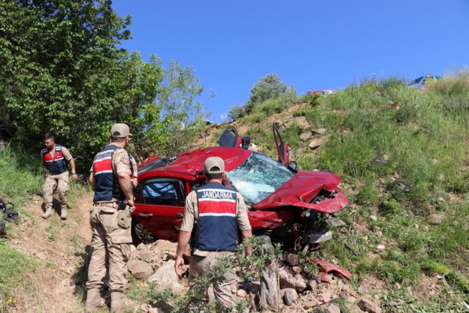 Feci kaza! Otomobil şarampole yuvarlandı: 2 ölü, 3 ağır yaralı