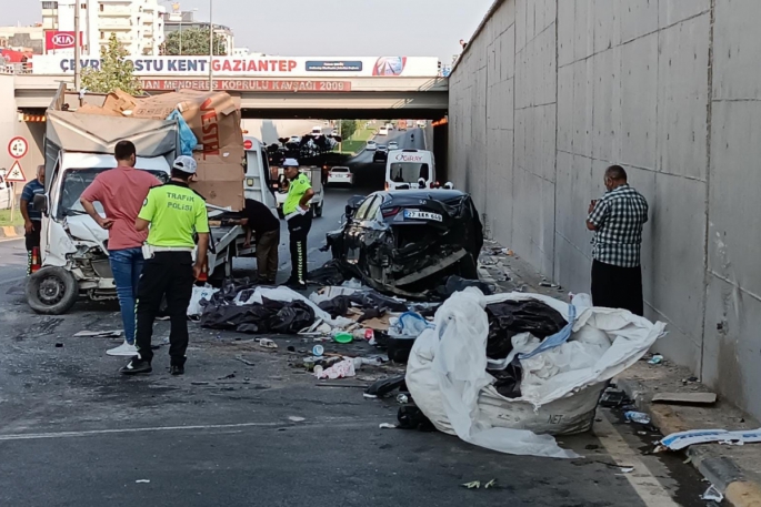 Feci kaza sonrası ortalık savaş alanına döndü