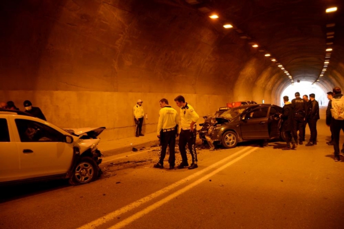 Feci kaza! Tünel içinde kafa kafaya çarpıştılar: 4 yaralı