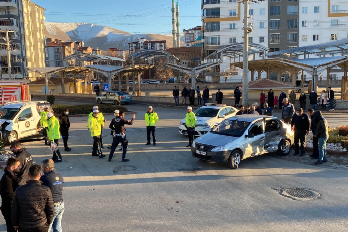Feci kaza: Yolcular camdan yola fırladı
