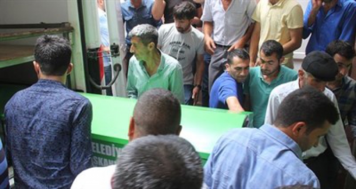 Feci son… Dolmuş kapısına sıkışarak…