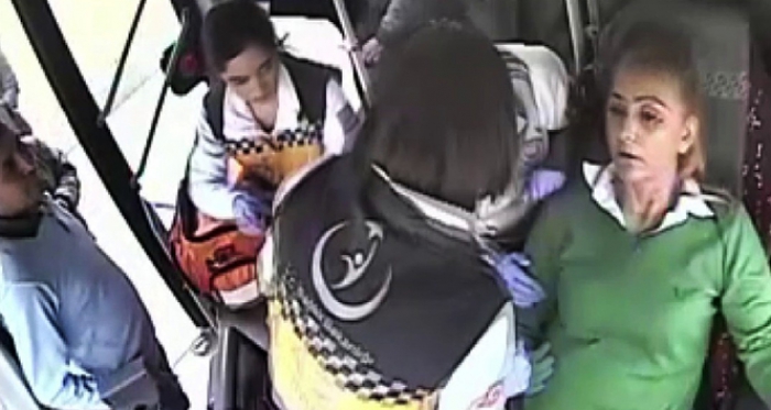 Fenalaşan otobüs şoförü kendini de yolcuları da kurtardı
