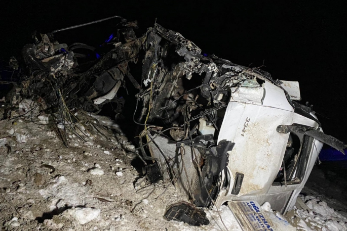 Freni patlayan vinç yüklü tır devrildi: 1 ölü