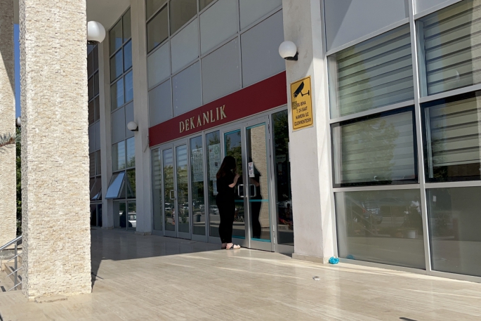 Geç kaldığı sınava girebilmek için kapıyı zorladı, camlara vurdu