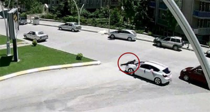 Gelin arabasının önüne yattı, ölümden döndü