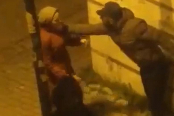 Genç kadın sokak ortasında darp edildi