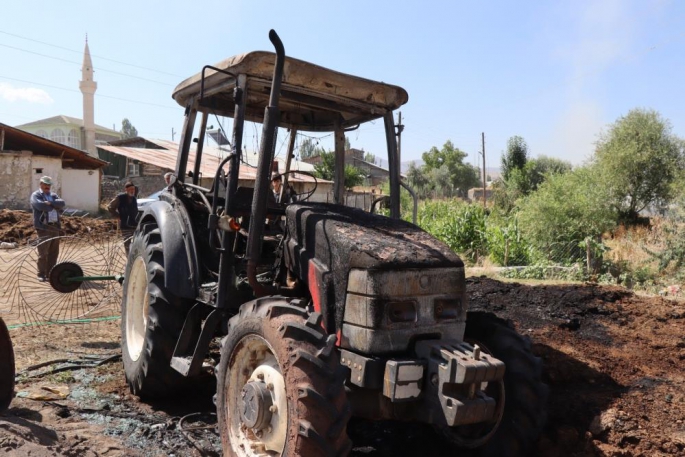 Gizlice gelip benzin dökerek traktör ve 850 balya otu yaktılar