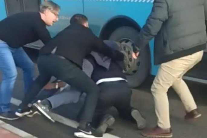 Halk otobüsü şoförünü yola yatırıp tekme ve yumruklarla dövdüler