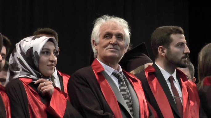Helal olsun Erzurum'da 62 yaşında hayalindeki Hukuk Fakültesi’nden mezun oldu