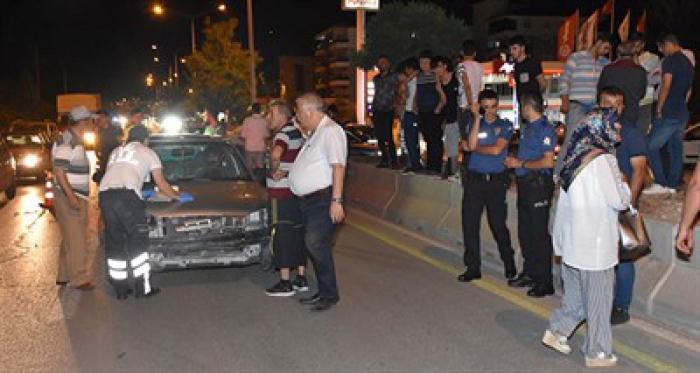 İki otomobil kafa kafaya çarpıştı: 1’i ağır 4 yaralı