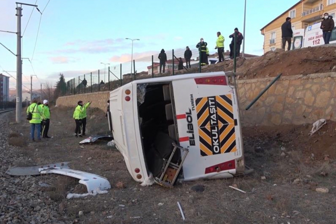 İşçi servisi devrildi: 15 yaralı