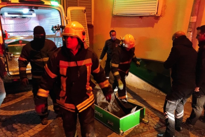 Isınmak için sığındıkları evde ateş yakan 2 kişi yanarak hayatını kaybetti