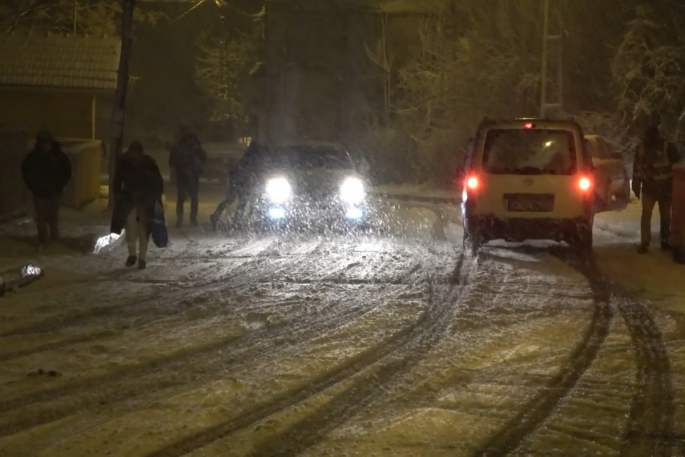 İstanbul'da karla kaplanan yollarda araçlar kaydı