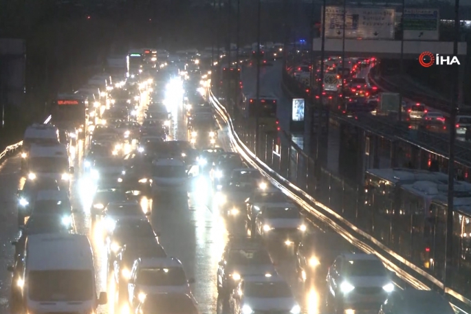 İstanbul'da lodos ve yağışlı hava trafiğini felç etti, yoğunluk yüzde 78'e ulaştı