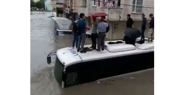 İstanbul’da vatandaşlar midibüsün üzerinde mahsur kaldı