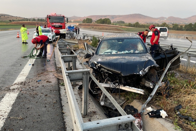 İstanbul-İzmir otoyolunda otomobil refüje çarptı: 2 ölü, 2 yaralı