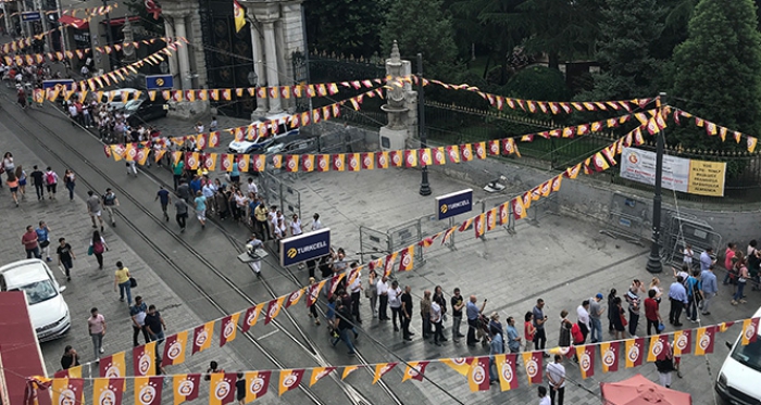 İstiklal Caddesi’nde ‘istikbal’ kuyruğu