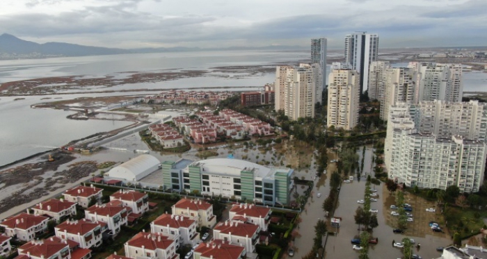 İzmir’de deniz taştı, felaketin boyutu havadan görüntülendi