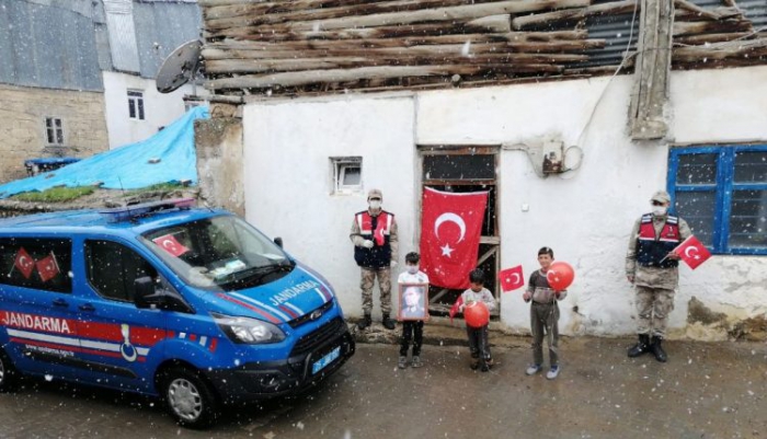 Jandarma devriye araçlarından çocuklara şiir okuttu