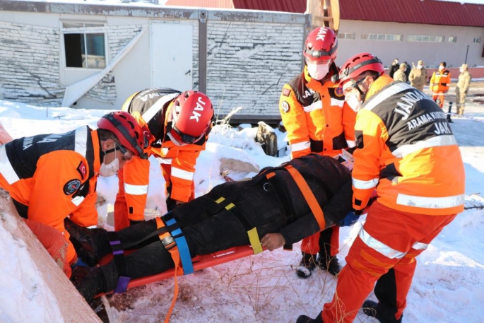 JÖAK ve JAK ekiplerinin deprem tatbikatı gerçeğini aratmadı