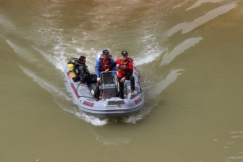 Kazada nehirde kaybolan sürücüden 19 gündür haber yok