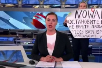 Rus televizyon kanalında canlı yayın sırasında 'savaşa hayır' pankartı açıldı