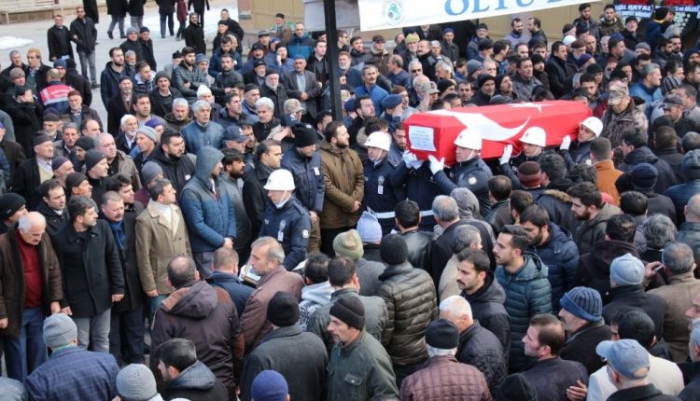 Kalp krizi geçirerek hayatını kaybeden polis memuru,Oltu’da son yolculuğuna uğurlandı
